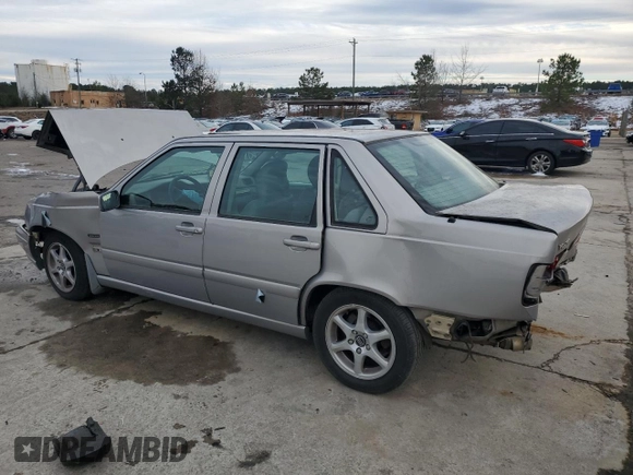 1998 Volvo S70 z VIN YV1LS5676W1522671, wystawiony jako Copart lot #88859815 z przebiegiem 185 585 mil mil oraz Szkody całkowita. Historia ofert i sprzedaży dostępna na DreamBid. Obrazek 2.