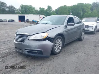 2013 Chrysler 200 Touring z VIN 1C3CCBBG2DN731634, wystawiony jako IAAI lot #42115138 z przebiegiem 114 987 mil mil oraz . Historia ofert i sprzedaży dostępna na DreamBid. Obrazek 2.
