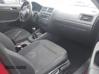 2015 Volkswagen Jetta S z VIN 3VW1K7AJ1FM302365, wystawiony jako IAAI lot #42282246 z przebiegiem 131 405 mil mil oraz . Historia ofert i sprzedaży dostępna na DreamBid. Obrazek 5.
