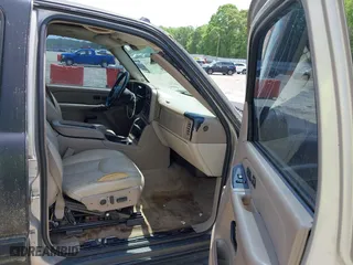 2004 Chevrolet Tahoe LT with VIN 1GNEC13Z64J301294, listed as a IAAI auction lot 42097936 with 1 mi miles. Bid and sale history available at carsss.com. Image 5.