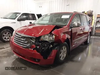 2010 Chrysler Town & Country Touring Plus z VIN 2A4RR8DX7AR480395, wystawiony jako IAAI lot #42171948 z przebiegiem 113 740 mil mil oraz . Historia ofert i sprzedaży dostępna na DreamBid. Obrazek 6.
