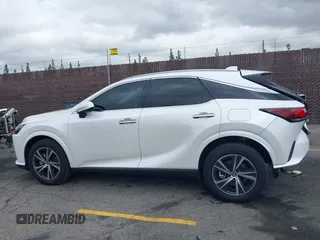 2024 Lexus RX 350 z VIN 2T2BAMBA5RC043718, wystawiony jako IAAI lot #42162415 z przebiegiem 5577 mil mil oraz . Historia ofert i sprzedaży dostępna na DreamBid. Obrazek 14.
