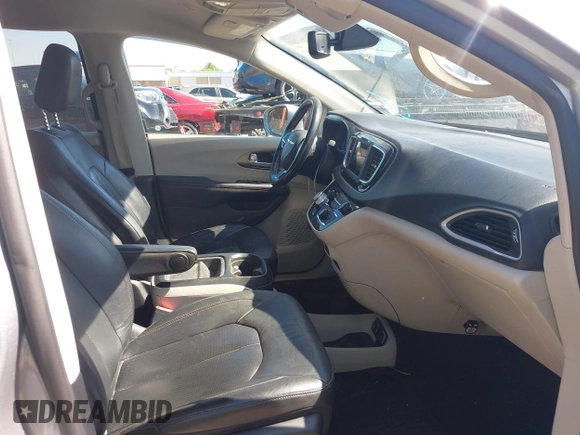 2020 Chrysler Pacifica Touring L with VIN 2C4RC1BG7LR140622, listed as a IAAI auction lot 42090987 with 125,377 mi miles and . Bid and sale history available at DreamBid. Image 5.