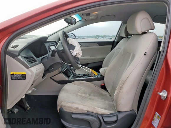 2016 Hyundai Sonata SE z VIN 5NPE24AF0GH302489, wystawiony jako Copart lot #56935185 z przebiegiem 121 767 mil mil oraz Szkoda całkowita • Salvage title. Historia ofert i sprzedaży dostępna na DreamBid. Obrazek 7.