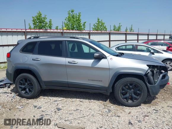 2017 Jeep Cherokee Trailhawk z VIN 1C4PJMBSXHW601720, wystawiony jako IAAI lot #42237975 z przebiegiem 92 239 mil mil oraz . Historia ofert i sprzedaży dostępna na DreamBid. Obrazek 14.