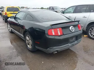 2011 Ford Mustang V6 z VIN 1ZVBP8AM5B5125342, wystawiony jako IAAI lot #42206977 z przebiegiem 283 386 mil mil oraz . Historia ofert i sprzedaży dostępna na DreamBid. Obrazek 3.