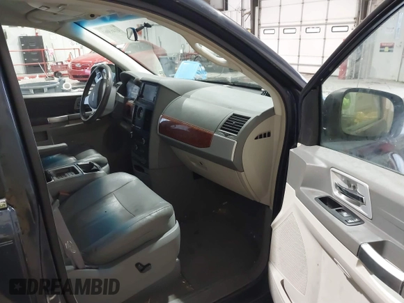 2008 Chrysler Town & Country Touring with VIN 2A8HR54P38R684386, listed as a IAAI auction lot 41463061 with 140,392 mi miles. Bid and sale history available at carsss.com. Image 5.