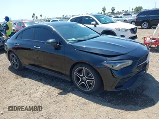 2025 Mercedes-Benz CLA 250 z VIN W1K5J4GB5SN515637, wystawiony jako IAAI lot #41966730 z przebiegiem 3606 mil mil oraz . Historia ofert i sprzedaży dostępna na DreamBid. Obrazek 1.