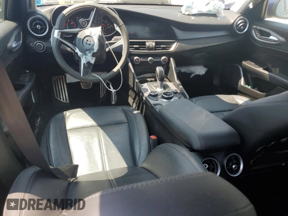 2017 Alfa Romeo Giulia z VIN ZARFAEBN3H7551285, wystawiony jako Copart lot #60861475 z przebiegiem 30 158 mil mil oraz Szkoda całkowita • Salvage title. Historia ofert i sprzedaży dostępna na DreamBid. Obrazek 8.