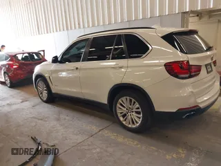 2015 BMW X5 xDrive50i z VIN 5UXKR6C50F0J76255, wystawiony jako IAAI lot #42104019 z przebiegiem 74 400 mil mil oraz . Historia ofert i sprzedaży dostępna na DreamBid. Obrazek 3.