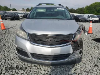 2015 Chevrolet Traverse LS z VIN 1GNKRFKDXFJ156753, wystawiony jako Copart lot #54516265 z przebiegiem 151 487 mil mil oraz Szkoda całkowita • Salvage title. Historia ofert i sprzedaży dostępna na DreamBid. Obrazek 5.