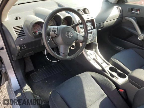 2009 Scion tC z VIN JTKDE167590296040, wystawiony jako Copart lot #58440895 z przebiegiem 171 825 mil mil oraz Szkoda całkowita • Salvage title. Historia ofert i sprzedaży dostępna na DreamBid. Obrazek 8.