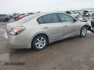 2009 Nissan Altima 2.5 S with VIN 1N4AL21E19N529707, listed as a IAAI auction lot 41959465 with 137,497 mi miles. Bid and sale history available at carsss.com. Image 4.