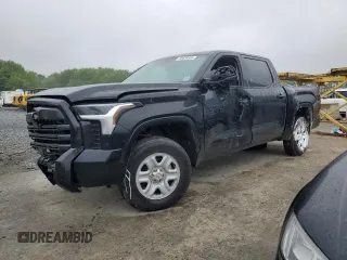 2023 Toyota Tundra SR z VIN 5TFKB5DB1PX114246, wystawiony jako Copart lot #58836405 z przebiegiem 15 098 mil mil oraz Szkoda całkowita • Salvage title. Historia ofert i sprzedaży dostępna na DreamBid. Obrazek 1.