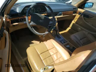 1984 Mercedes-Benz 500 z VIN WDBCA44A1EA029351, wystawiony jako Copart lot #59357115 z przebiegiem 155 975 mil mil oraz Tytuł czysty. Historia ofert i sprzedaży dostępna na DreamBid. Obrazek 8.