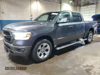 2021 Ram 1500 Big Horn z VIN 1C6SRFFT9MN647970, wystawiony jako Copart lot #87033984 z przebiegiem 64 427 mil mil oraz Czysty tytuł • Clean title. Historia ofert i sprzedaży dostępna na DreamBid. Obrazek 1.