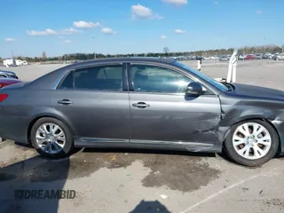 2012 Toyota Avalon z VIN 4T1BK3DB9CU450206, wystawiony jako IAAI lot #41163518 z przebiegiem 230 317 mil mil oraz . Historia ofert i sprzedaży dostępna na DreamBid. Obrazek 13.