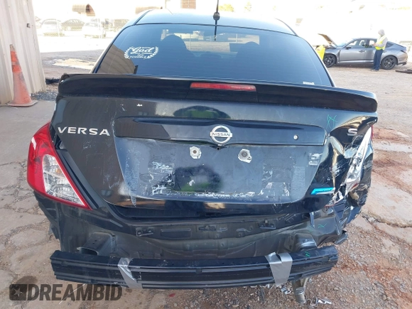 2016 Nissan Versa S z VIN 3N1CN7AP9GL843892, wystawiony jako IAAI lot #41727069 z przebiegiem 130 035 mil mil oraz . Historia ofert i sprzedaży dostępna na DreamBid. Obrazek 6.