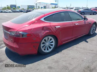 2017 Tesla Model S 60 z VIN 5YJSA1E18HF178698, wystawiony jako IAAI lot #42627397 z przebiegiem 87 301 mil mil oraz . Historia ofert i sprzedaży dostępna na DreamBid. Obrazek 4.