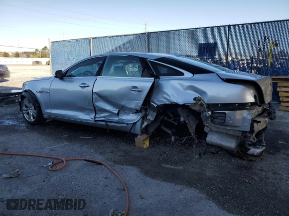 2015 Jaguar XJ Portfolio z VIN SAJWJ2GD9F8V81151, wystawiony jako Copart lot #45724765 z przebiegiem 77 392 mil mil oraz Szkoda całkowita • Salvage title. Historia ofert i sprzedaży dostępna na DreamBid. Obrazek 2.