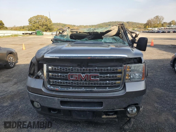 2012 GMC Sierra 2500HD SLE z VIN 1GT220CG3CZ242759, wystawiony jako Copart lot #75913154 z przebiegiem 136 036 mil mil oraz Nie do naprawy • Non repairable. Historia ofert i sprzedaży dostępna na DreamBid. Obrazek 5.