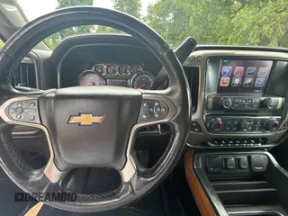 2017 Chevrolet Silverado 3500HD High Country z VIN 1GC4K1EY9HF160774, wystawiony jako Copart lot #58665585 z przebiegiem 388 613 mil mil oraz Tytuł czysty. Historia ofert i sprzedaży dostępna na DreamBid. Obrazek 9.