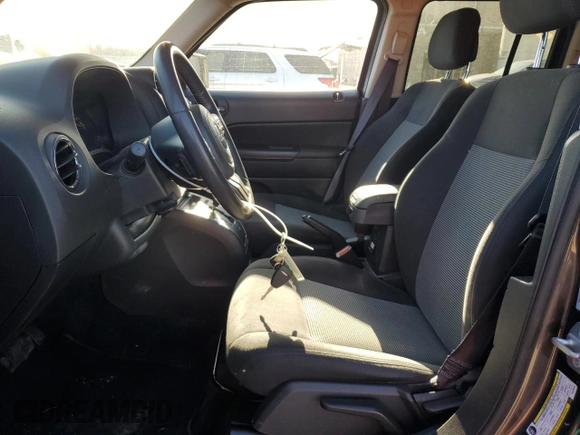 2017 Jeep Patriot Latitude with VIN 1C4NJPFB4HD102927, listed as a Copart auction lot 49469325 with 84,335 mi miles and Salvage Title. Bid and sale history available at DreamBid. Image 7.
