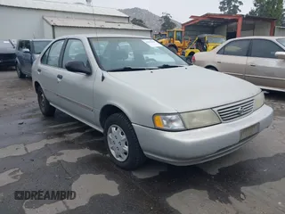 1997 Nissan Sentra XE z VIN 3N1AB41D1VL003221, wystawiony jako IAAI lot #42437828 z przebiegiem 176 602 mil mil oraz . Historia ofert i sprzedaży dostępna na DreamBid. Obrazek 1.