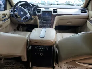 2011 Cadillac Escalade ESV Premium z VIN 1GYS4JEF6BR397965, wystawiony jako Copart lot #58963715 z przebiegiem 210 670 mil mil oraz Czysty tytuł • Clean title. Historia ofert i sprzedaży dostępna na DreamBid. Obrazek 8.
