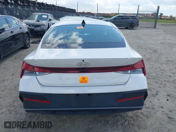 2024 Hyundai Elantra SE z VIN KMHLL4DG1RU798092, wystawiony jako IAAI lot #41985256 z przebiegiem 24 940 mil mil oraz . Historia ofert i sprzedaży dostępna na DreamBid. Obrazek 17.