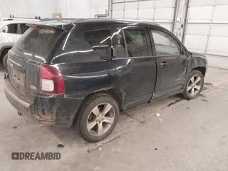 2017 Jeep Compass Latitude z VIN 1C4NJDEB7HD153516, wystawiony jako IAAI lot #41218713 z przebiegiem 132 234 mil mil oraz . Historia ofert i sprzedaży dostępna na DreamBid. Obrazek 4.