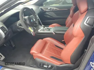 2020 BMW M8 z VIN WBSAE0C08LCD77532, wystawiony jako Copart lot #51166005 z przebiegiem 23 661 mil mil oraz Tytuł czysty. Historia ofert i sprzedaży dostępna na DreamBid. Obrazek 7.
