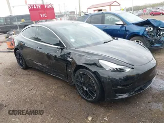2018 Tesla Model 3 Long Range Battery z VIN 5YJ3E1EA7JF035546, wystawiony jako IAAI lot #42064239 z przebiegiem 113 210 mil mil oraz . Historia ofert i sprzedaży dostępna na DreamBid. Obrazek 1.