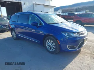 2018 Chrysler Pacifica Touring L z VIN 2C4RC1BGXJR260735, wystawiony jako IAAI lot #41843668 z przebiegiem 83 267 mil mil oraz . Historia ofert i sprzedaży dostępna na DreamBid. Obrazek 1.