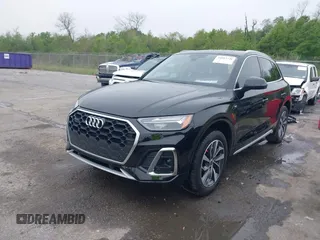 2024 Audi Q5 S line Premium z VIN WA1GAAFY0R2145033, wystawiony jako IAAI lot #41817546 z przebiegiem 1 277 mil mil oraz . Historia ofert i sprzedaży dostępna na DreamBid. Obrazek 2.