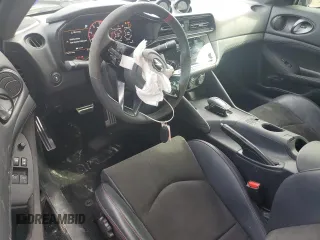 2024 Nissan Z Nismo z VIN JN1BZ4CH0RM360854, wystawiony jako Copart lot #83331374 z przebiegiem 24 237 mil mil oraz Szkoda całkowita • Salvage title. Historia ofert i sprzedaży dostępna na DreamBid. Obrazek 8.