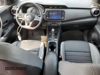 2023 Nissan Kicks SR z VIN 3N1CP5DV7PL570833, wystawiony jako Copart lot #59291285 z przebiegiem 39 002 mil mil oraz Czysty tytuł • Clean title. Historia ofert i sprzedaży dostępna na DreamBid. Obrazek 8.