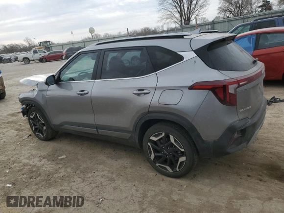 2024 Kia Seltos SX z VIN KNDETCA70R7489997, wystawiony jako Copart lot #49545375 z przebiegiem 25 457 mil mil oraz Szkoda całkowita • Salvage title. Historia ofert i sprzedaży dostępna na DreamBid. Obrazek 2.