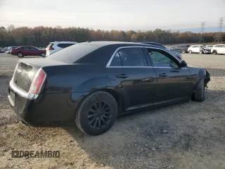 2014 Chrysler 300 z VIN 2C3CCAAG1EH336060, wystawiony jako Copart lot #83682584 z przebiegiem 108 317 mil mil oraz Czysty tytuł • Clean title. Historia ofert i sprzedaży dostępna na DreamBid. Obrazek 3.