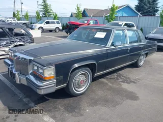 1987 Cadillac Brougham z VIN 1G6DW51Y0H9753376, wystawiony jako IAAI lot #42114437 z przebiegiem 69 484 mil mil oraz . Historia ofert i sprzedaży dostępna na DreamBid. Obrazek 2.