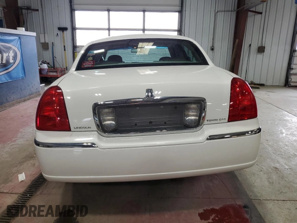 2007 Lincoln Town Car Signature Limited z VIN 1LNHM82WX7Y628758, wystawiony jako Copart lot #55057565 z przebiegiem 101 057 mil mil oraz Szkoda całkowita • Salvage title. Historia ofert i sprzedaży dostępna na DreamBid. Obrazek 6.