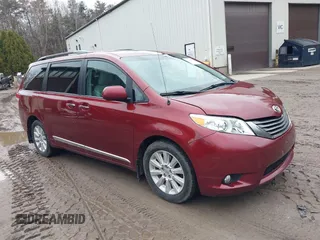 2013 Toyota Sienna XLE z VIN 5TDDK3DC1DS069641, wystawiony jako IAAI lot #41930975 z przebiegiem 139 762 mil mil oraz . Historia ofert i sprzedaży dostępna na DreamBid. Obrazek 1.