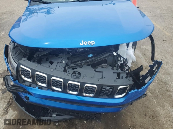 2025 Jeep Compass Latitude z VIN 3C4NJDBN2ST549479, wystawiony jako Copart lot #54985365 z przebiegiem 3 137 mil mil oraz Szkoda całkowita • Salvage title. Historia ofert i sprzedaży dostępna na DreamBid. Obrazek 12.