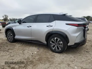 2024 Lexus RZ 300e Premium z VIN JTJABABB2RA000668, wystawiony jako Copart lot #71710714 z przebiegiem 9387 mil mil oraz Szkody całkowita. Historia ofert i sprzedaży dostępna na DreamBid. Obrazek 2.