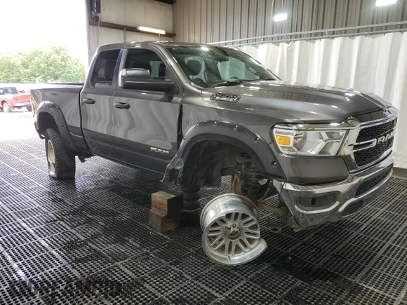 2019 Ram 1500 Tradesman z VIN 1C6RRECTXKN667039, wystawiony jako Copart lot #55602495 z przebiegiem 101 702 mil mil oraz Szkoda całkowita • Salvage title. Historia ofert i sprzedaży dostępna na DreamBid. Obrazek 4.