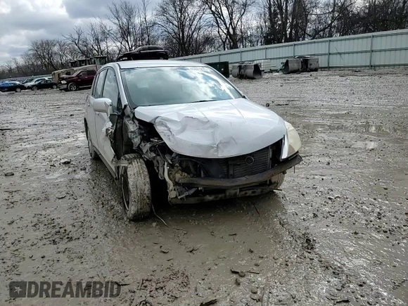 2007 Nissan Versa SL z VIN 3N1BC13E07L376632, wystawiony jako Copart lot #59384975 z przebiegiem Nie podano mil oraz Nie do naprawy • Non repairable. Historia ofert i sprzedaży dostępna na DreamBid. Obrazek 10.