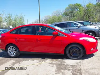 2012 Ford Focus SE z VIN 1FAHP3F23CL333598, wystawiony jako IAAI lot #41970172 z przebiegiem 209 969 mil mil oraz . Historia ofert i sprzedaży dostępna na DreamBid. Obrazek 14.