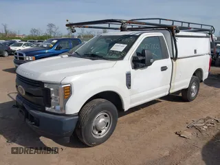 2018 Ford F-250 XL z VIN 1FTBF2A60JEC83073, wystawiony jako IAAI lot #41897105 z przebiegiem 115 228 mil mil oraz . Historia ofert i sprzedaży dostępna na DreamBid. Obrazek 2.
