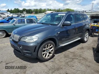 2013 BMW X5 xDrive35i z VIN 5UXZV4C54D0B18678, wystawiony jako Copart lot #58343465 z przebiegiem 171 682 mil mil oraz Czysty tytuł • Clean title. Historia ofert i sprzedaży dostępna na DreamBid. Obrazek 1.