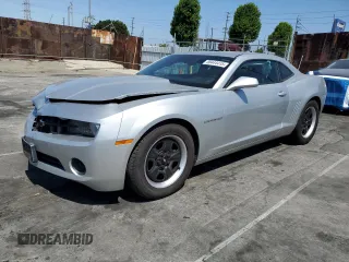 2013 Chevrolet Camaro LS z VIN 2G1FA1E36D9160856, wystawiony jako Copart lot #58444415 z przebiegiem 152 328 mil mil oraz Czysty tytuł • Clean title. Historia ofert i sprzedaży dostępna na DreamBid. Obrazek 1.
